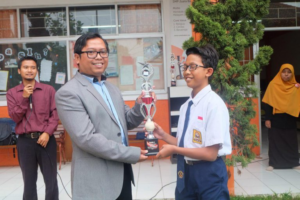 JUARA 1 LOMBA CIPTA PUISI LAMPION SMKN 13 BANDUNG JADI…